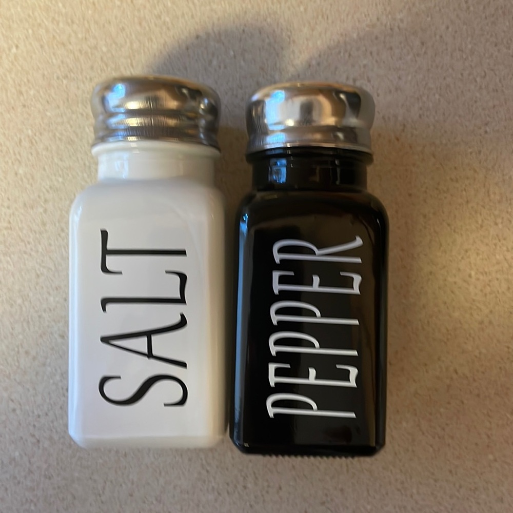 OFFER $5.00 Salt & Pepper set 4 1/2” NWOT.